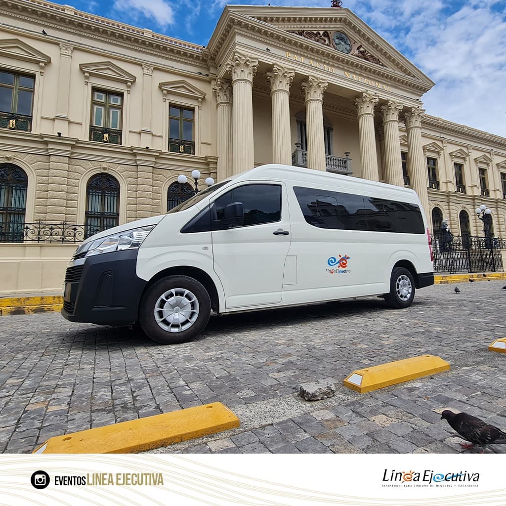 Microbus Toyota Hiace